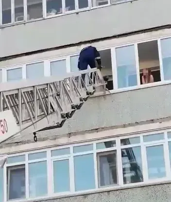 Спасатели помогли амурчанке попасть с балкона в квартиру