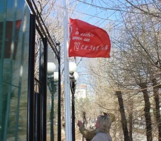 Копию знамени Победы подняли в Благовещенском округе