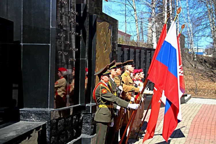 В Тынде школьники несут караул у памятника землякам, погибшим в Великой Отечественной войне