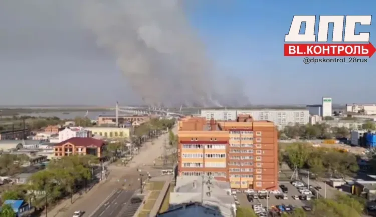Дым от природного пожара за мостом через Зею ощутили жители Благовещенска