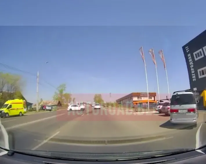Машину выбросило на тротуар в жестком ДТП в Благовещенске