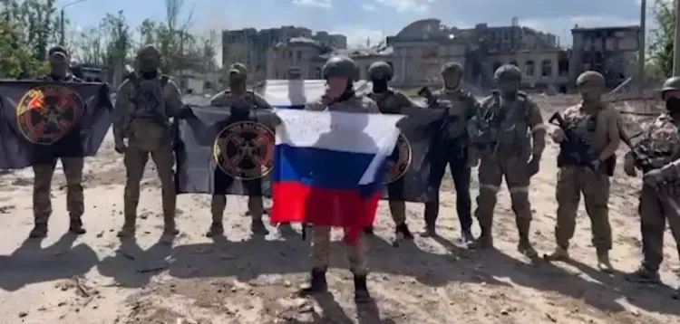 Видео водружения флага России над Артемовском появилось в Сети