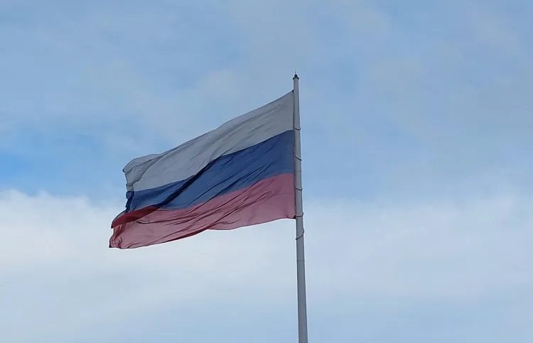 Флаг России разместили на флагштоке в Белогорске на две недели раньше