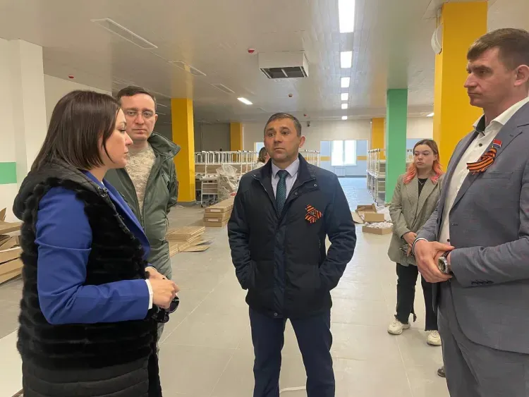 Мебель устанавливают в самой большой школе Благовещенска