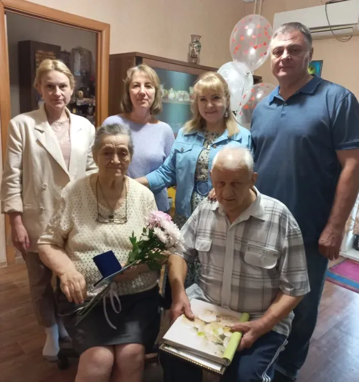 Бриллиантовую свадьбу отмечают супруги из Приамурья, которые отправили автомобиль в зону СВО