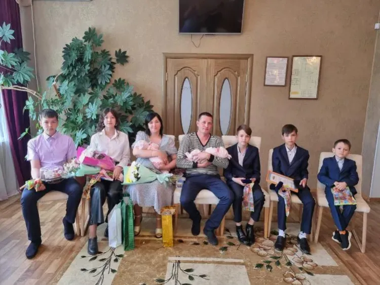 Девочки-двойняшки из многодетной семьи стали участницами церемонии в Сковородине