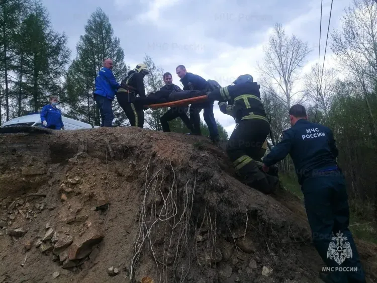 В Тынде автомобиль слетел с моста, разрушенного паводком