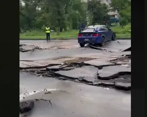 Мощный ливень "взорвал" новый асфальт во Владивостоке