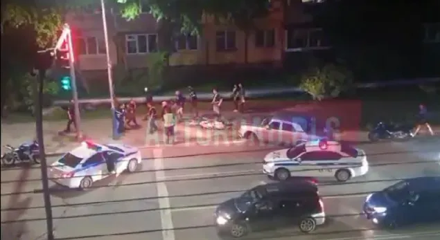 Соцсети: "Волга" врезалась в мотоцикл, уходя от погони в Благовещенске