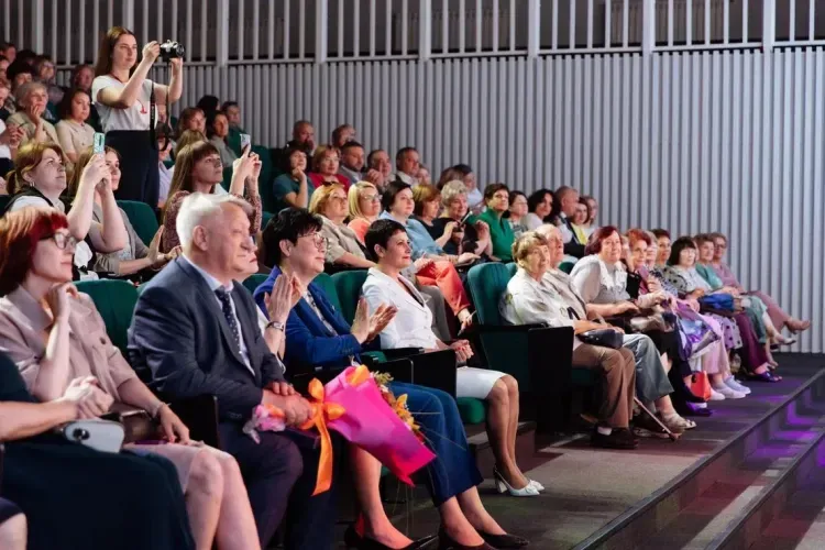 Василий Орлов поздравил амурских медиков с профессиональным праздником