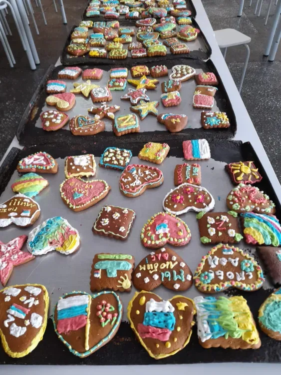 Сотни пряников для участников СВО расписали благовещенские школьники
