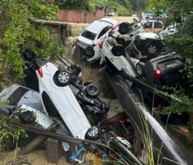 Потоком воды из-за ливней унесло около десяти машин в Сочи