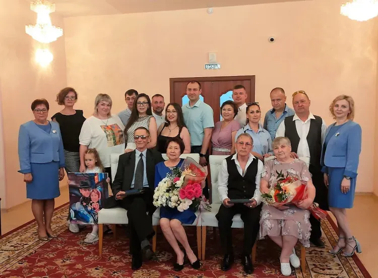 Медали в День семьи, любви и верности вручили двум парам из Тынды