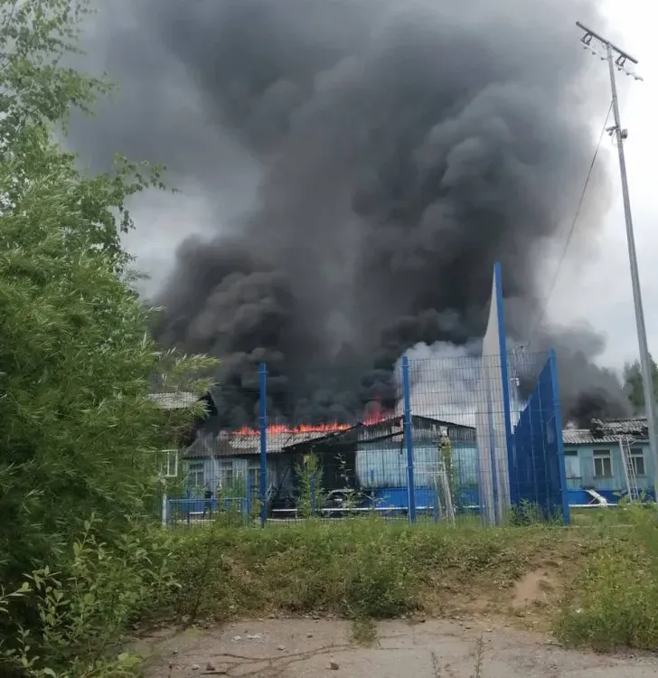 Деревянная школа загорелась в поселке Тындинского округа