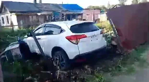 Автомобиль в Свободном врезался в ограждение частного дома