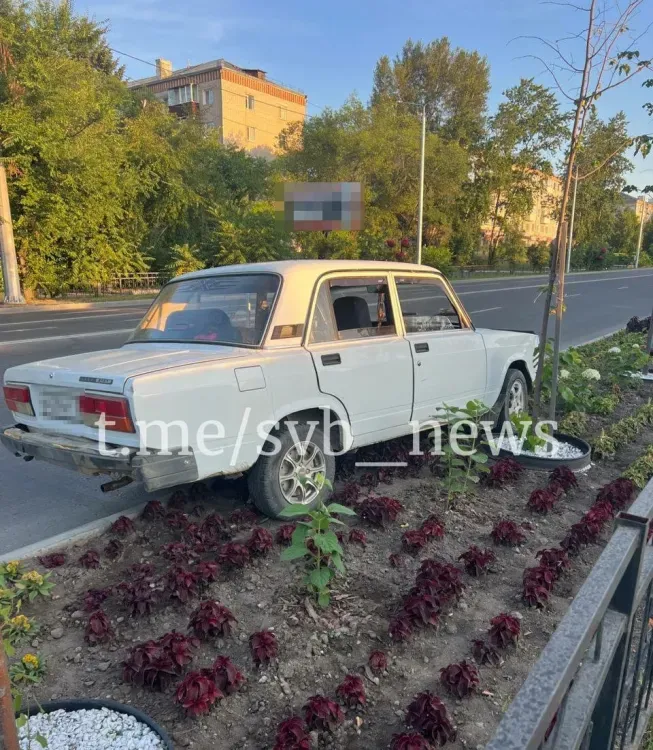 Автомобиль в Свободном врезался в ограждение частного дома