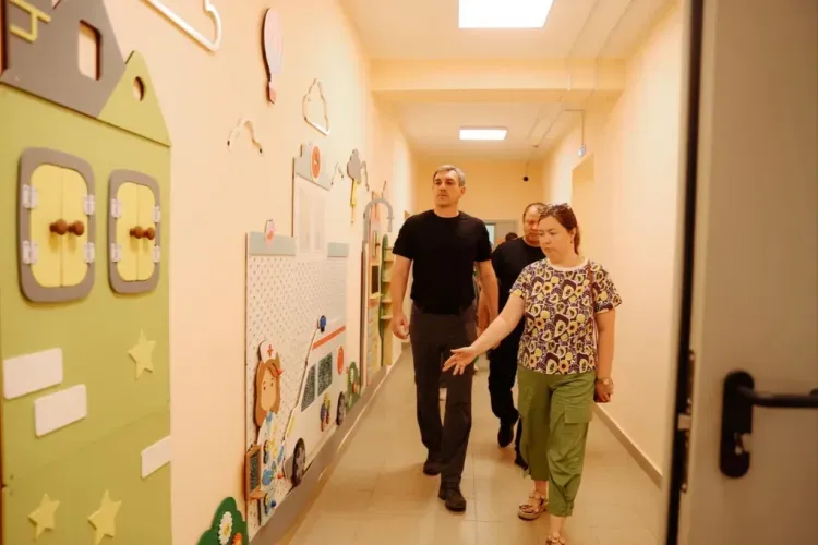 Василий Орлов поручил ускорить ремонт крыши и фасада детского сада в поселке Магдагачи