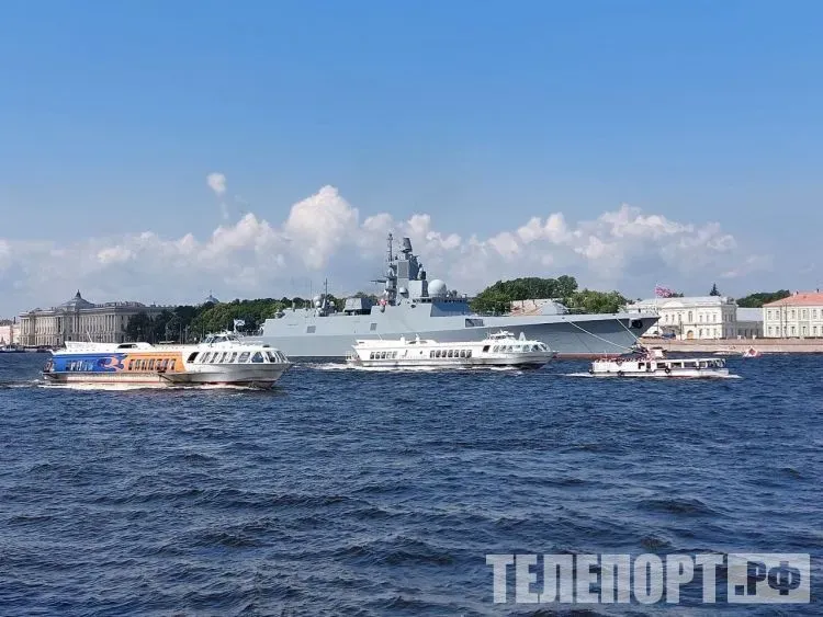 Боевой корабль-телезвезда Балтийского флота зайдет в порт Петербурга