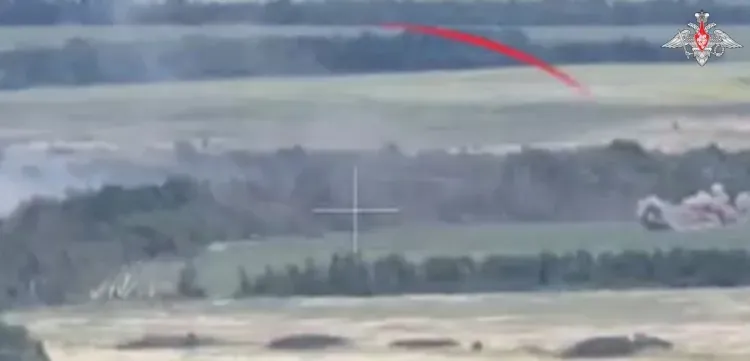 Артиллерия прямым попаданием поразила движущийся танк ВСУ