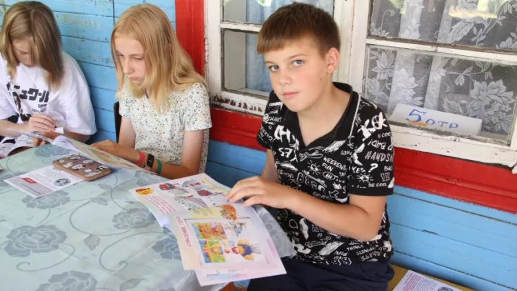 Сотрудники ЗабЖД подарили школьникам детские комиксы  о безопасности на железной дороге 