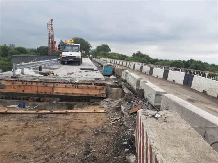 На мосту в Благовещенском округе расширили проезжую часть