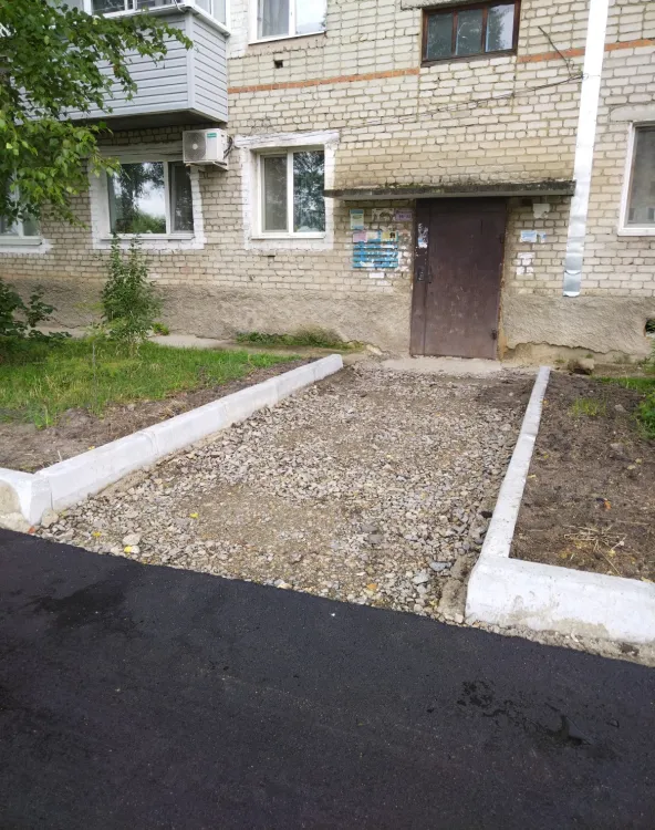 Двор асфальтируют в Шимановске благодаря федеральной программе