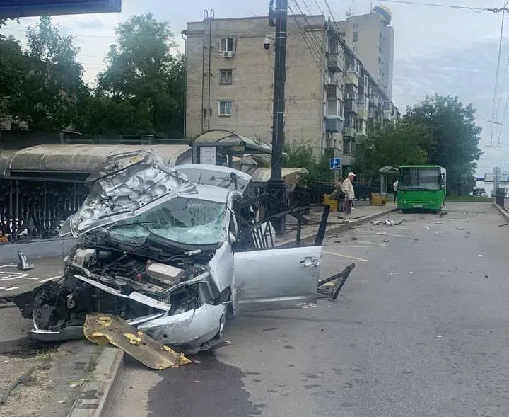 В жестком ДТП с автобусом в Хабаровске пострадали пассажиры иномарки
