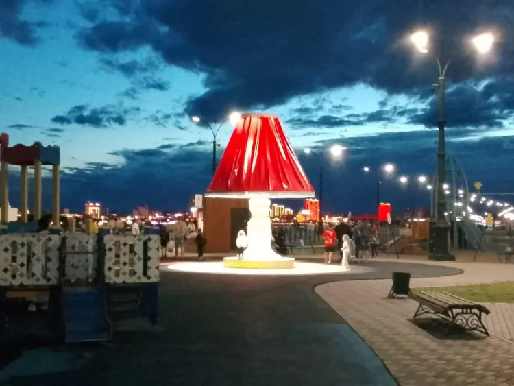 Гигантский торшер на набережной Амура стал светить мощнее