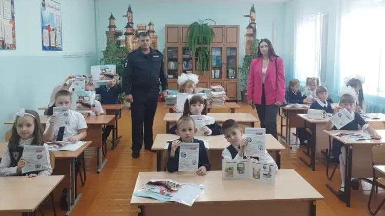 Сотрудники ЗабЖД и транспортной полиции провели урок безопасности для амурских школьников в День знаний