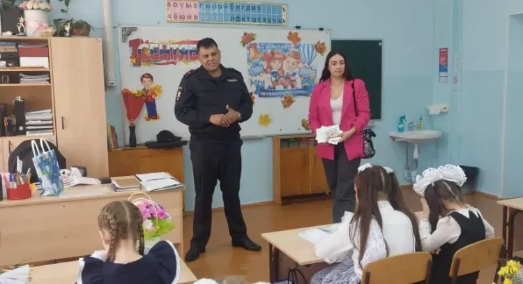 Сотрудники ЗабЖД и транспортной полиции провели урок безопасности для амурских школьников в День знаний