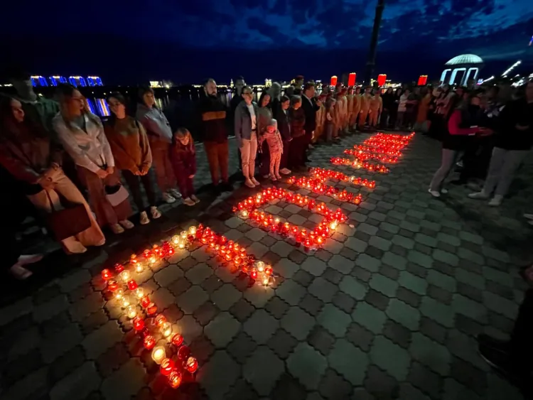 Слово "Помним" из свечей выложили более 400 жителей Благовещенска