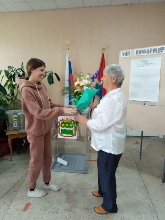 В Амурской области избирателям, впервые пришедшим на выборы, подарили цветы