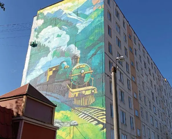 Огромный паровоз украсил фасад дома в Тынде