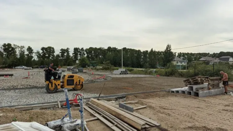 Мини-стадион с тренажерами и беговыми дорожками строят в Ивановке