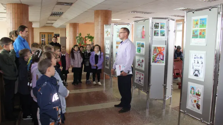 Амурские школьники посетили передвижную выставку детских комиксов о безопасности на железной дороге на станции Свободный