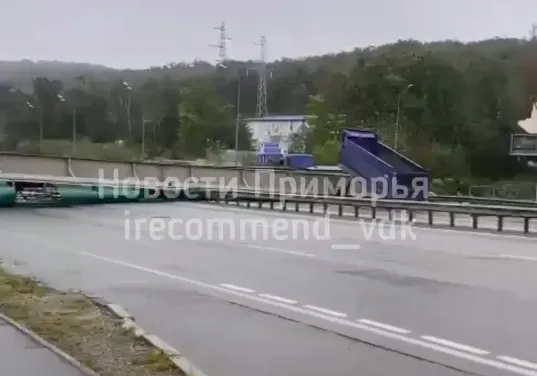 Пешеходный виадук рухнул на трассу на выезде из Владивостока