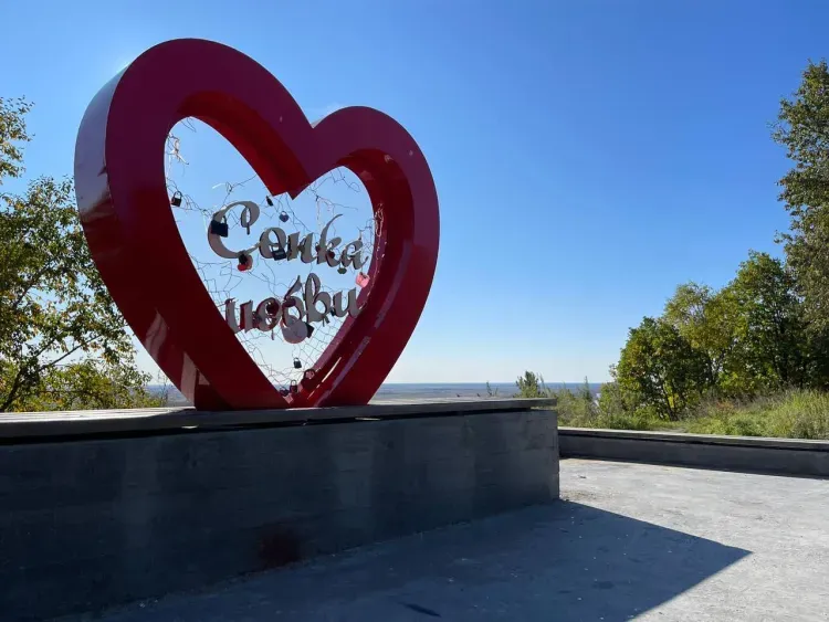 Вандалы испортили "сердечный" арт-объект на Сопке любви в Свободном