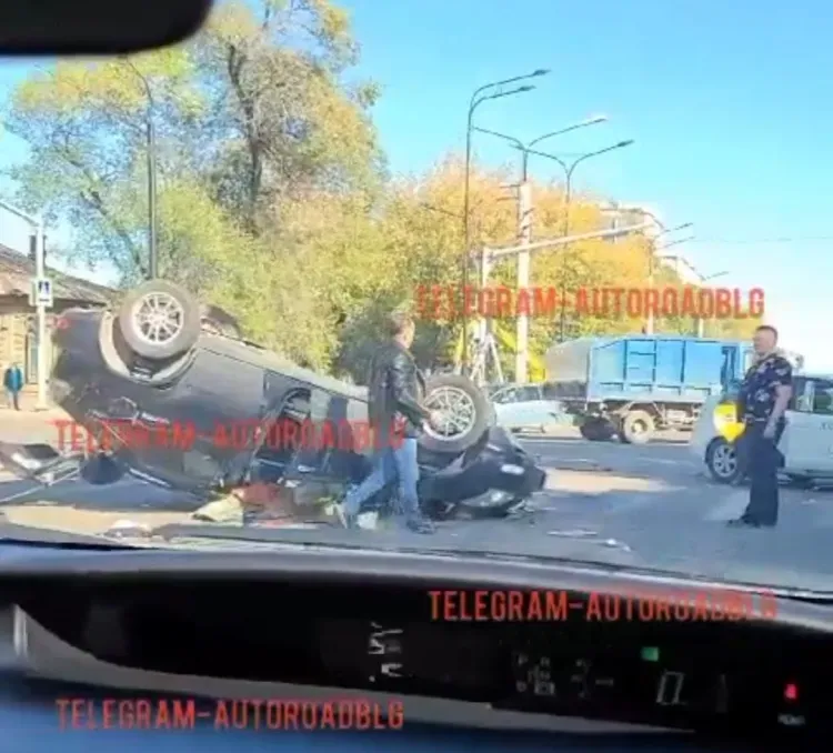 Массовая авария с "перевертышем" произошла в Благовещенске