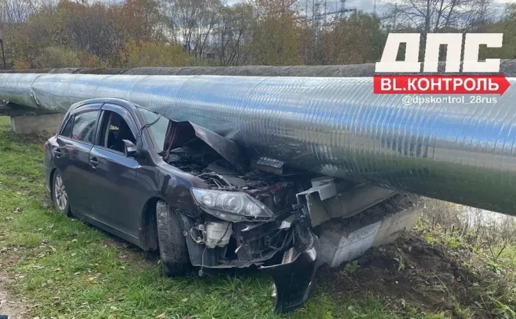 Пассажиры пострадали при наезде авто на трубы в Приамурье