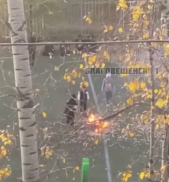 Дети устроили пожар на спортивной площадке в Благовещенске