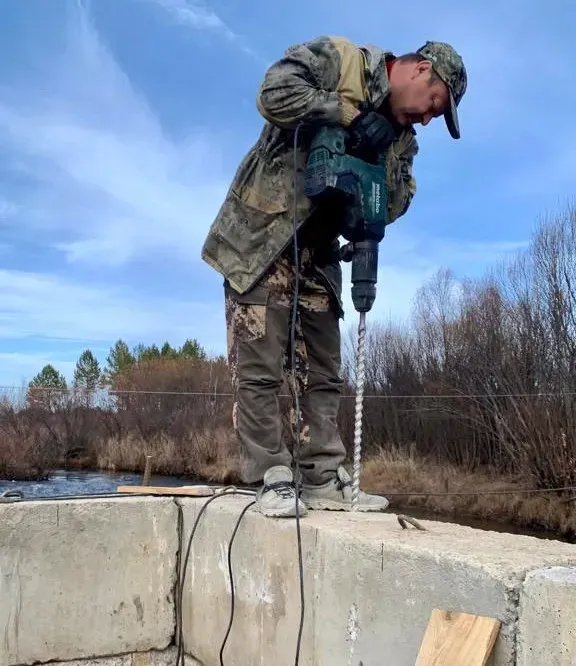 Разрушенный мост вместе с пограничниками ремонтировал глава Магдагачинского района