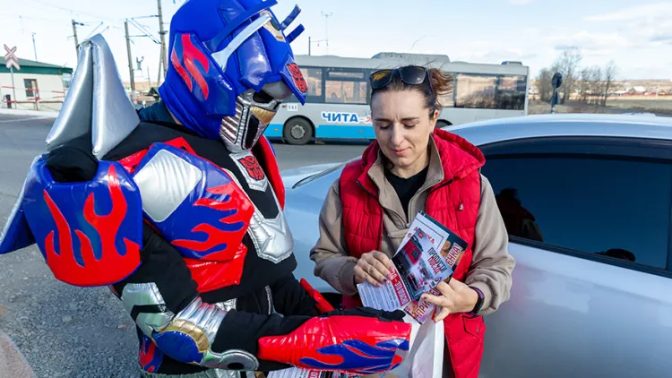 На переездах ЗабЖД автомобилистов поздравили с профессиональным праздником