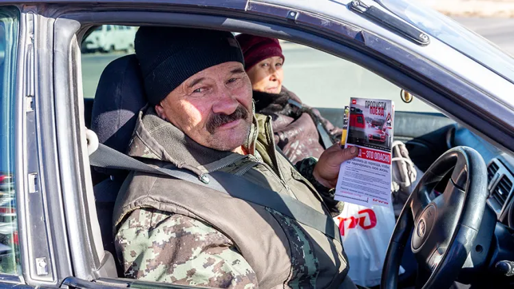 На переездах ЗабЖД автомобилистов поздравили с профессиональным праздником