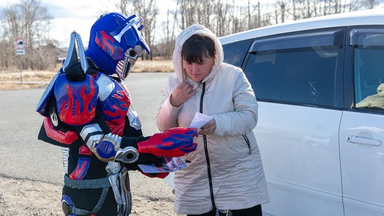 На переездах ЗабЖД автомобилистов поздравили с профессиональным праздником
