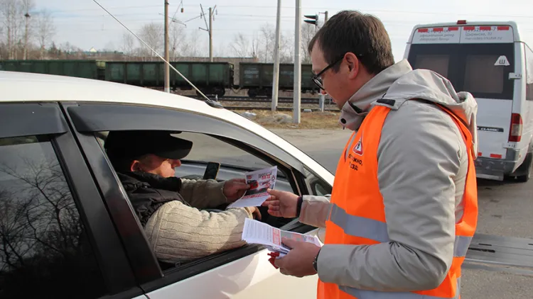 На переездах ЗабЖД автомобилистов поздравили с профессиональным праздником