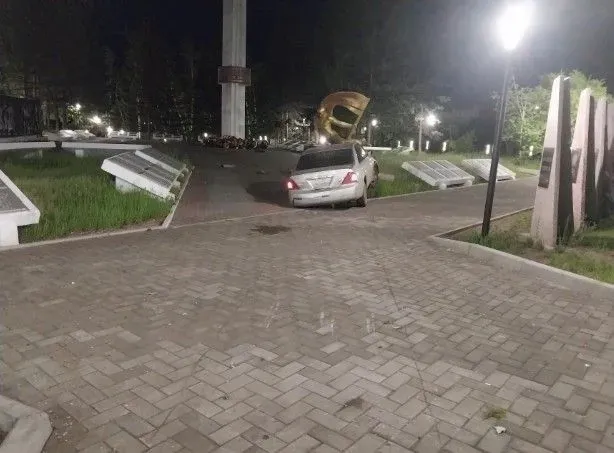 В Свободном с виновника ДТП взыскали ущерб за разрушенные памятные плиты