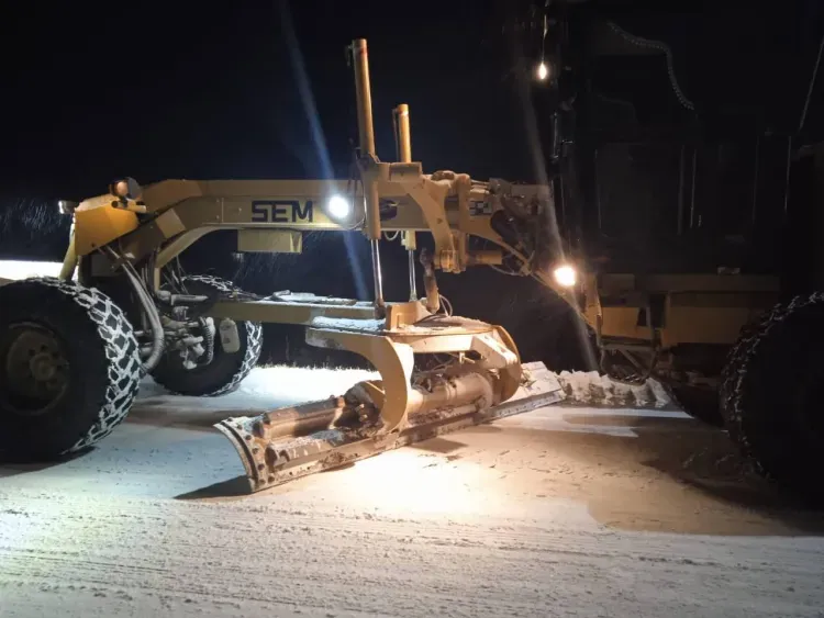 Дорожники ночью расчищали снег в Амурской области