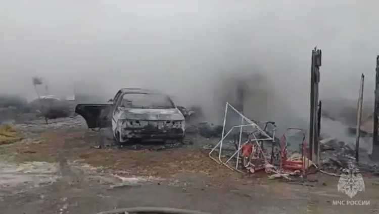 Веранду в селе Благовещенского округа тушили 12 пожарных