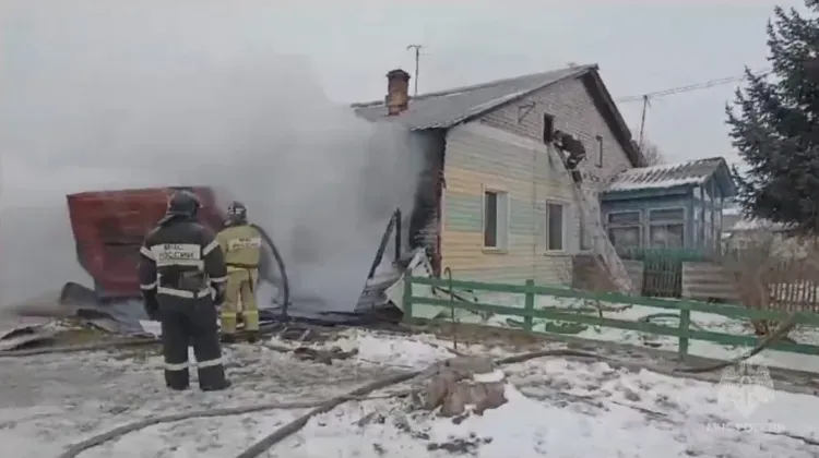 Веранду в селе Благовещенского округа тушили 12 пожарных