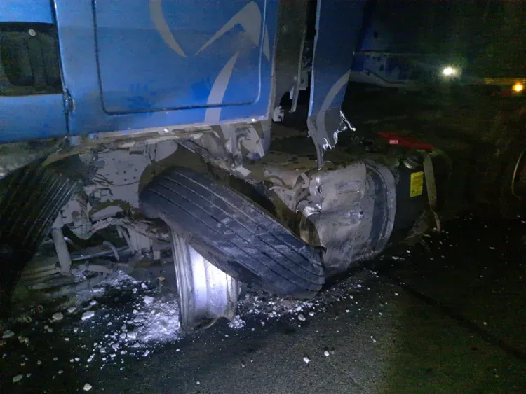 Водитель легкового авто погиб при столкновении с грузовиками в Приамурье 